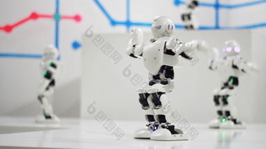 人形机器人跳舞可爱的机器人跳舞聪明的机器人技术